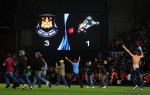 Tifosi del West Ham United invadono il terreno di gioco ad Upton Park contro il Millwall