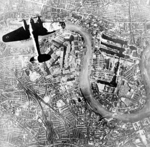 Caccia tedesco che sorvola Londra, passando sopra al The Den del Millwall