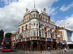 La facciata del Boleyn Pub di Upton Park