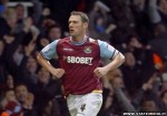 Kevin Nolan festeggia un goal con la sua classica mossa del "pollo"