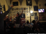 Ragazzi della Station 936 che guardano una partita del West Ham United in un Pub italiano