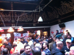 Bandiera Station 936 appesa al Boleyn Pub di Upton Park