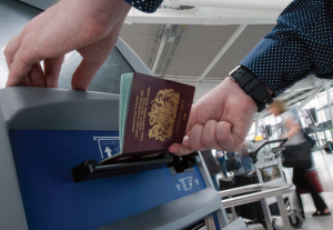 Sportello automatizzato per controllo passaporto