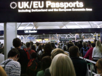 Persone in fila al controllo documenti dell'aeroporto di Londra Stansted