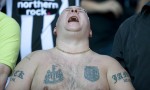 Foto di un tifoso del Newcastle disperato