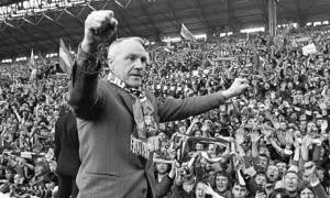 Bill-Shankly-salutes-the--001