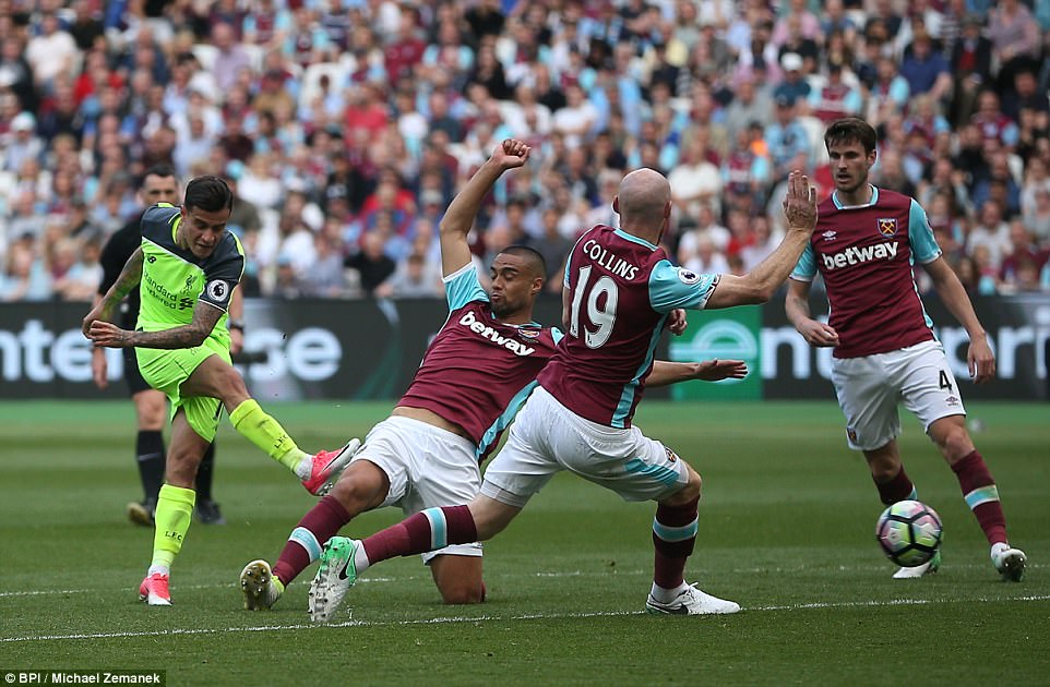 404FDBCF00000578-4504440-Coutinho_strikes_the_ball_into_the_back_of_the_net_for_his_first-a-3_1494775941609
