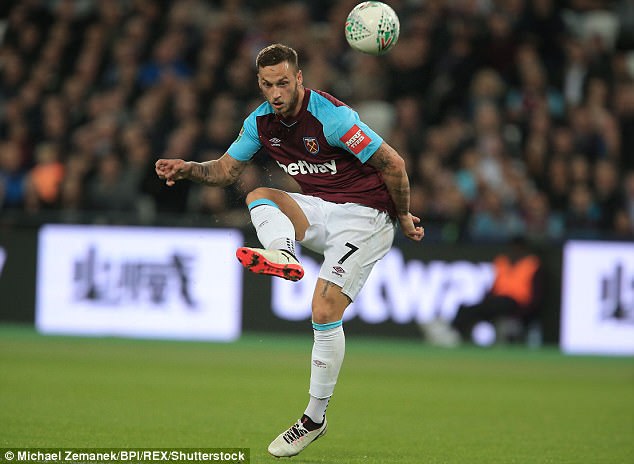 447CD93100000578-4900122-Arnautovic_provided_the_assists_for_both_of_West_Ham_s_first_hal-m-35_1505854158381