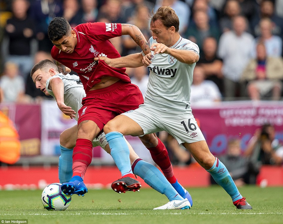 4F0A289200000578-6052329-Liverpool_s_Firmino_battles_for_the_ball_with_West_Ham_s_Mark_No-a-112_1534084865154