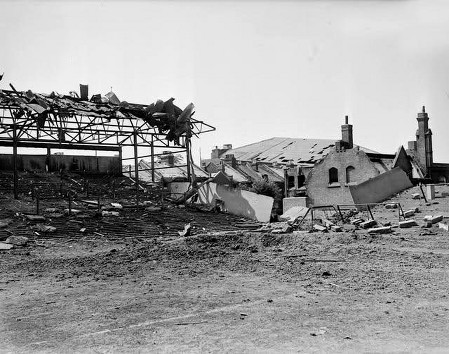 Immagine del Boleyn Ground distrutto da una bomba