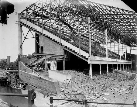Immagine del Boleyn Ground distrutto da una bomba