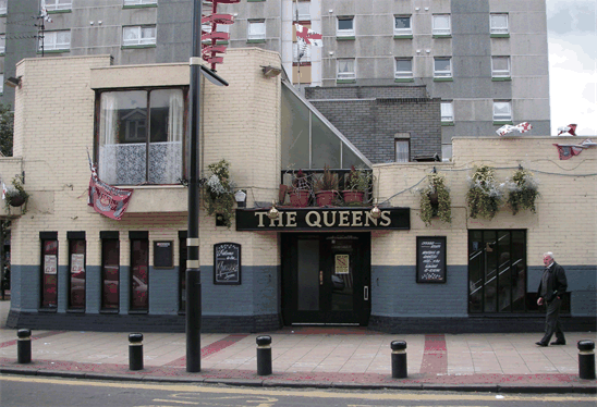 La facciata del Queens Pub di Upton Park