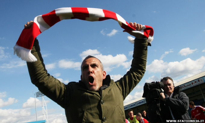 Paolo di Canio festeggia la promozione del suo Swindon Town in Football League One