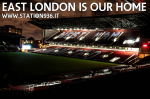 Immagine della Bobby Moore stand di Upton Park in notturna