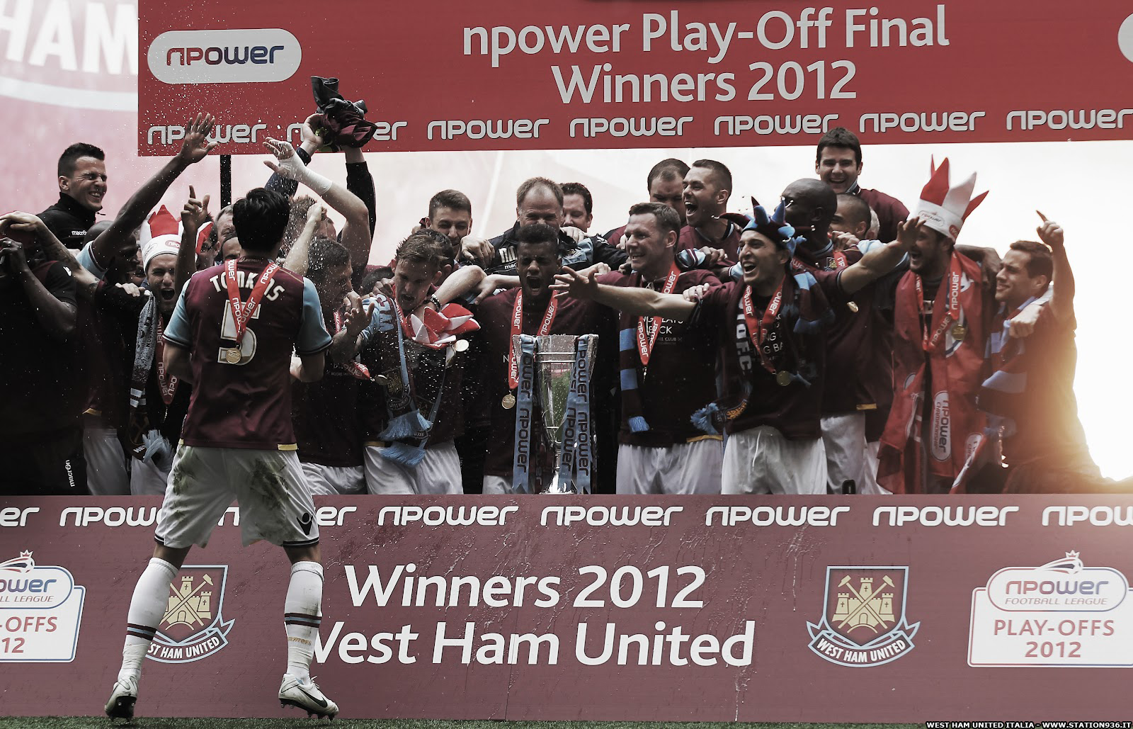 I giocatori del West Ham United festeggiano la vittoria dei Play-off