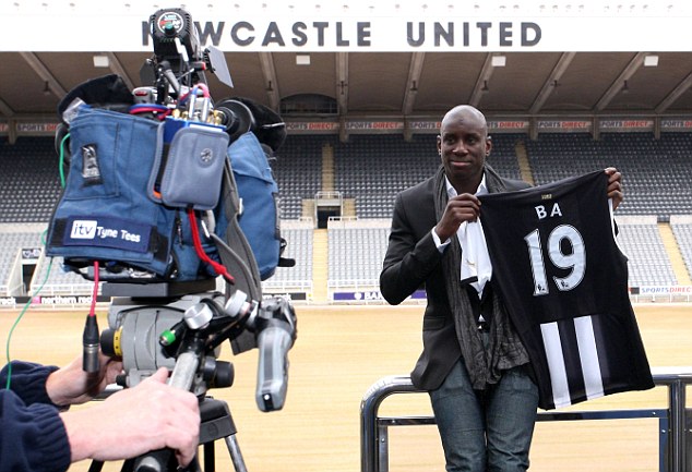 Demba Ba viene presentato dal Newcastle United