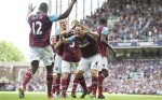 Kevin Nolan festeggia dopo il goal segnato all'Aston Villa