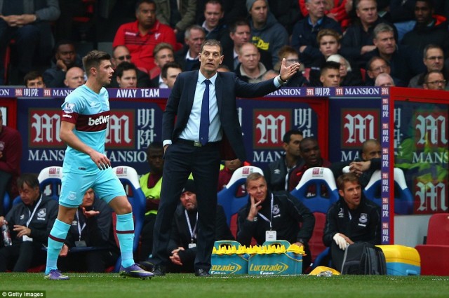 2D7FB3E000000578-3277178-West_Ham_manager_Slaven_Bilic_gives_instructions_to_his_side_as_-a-9_1445095301952