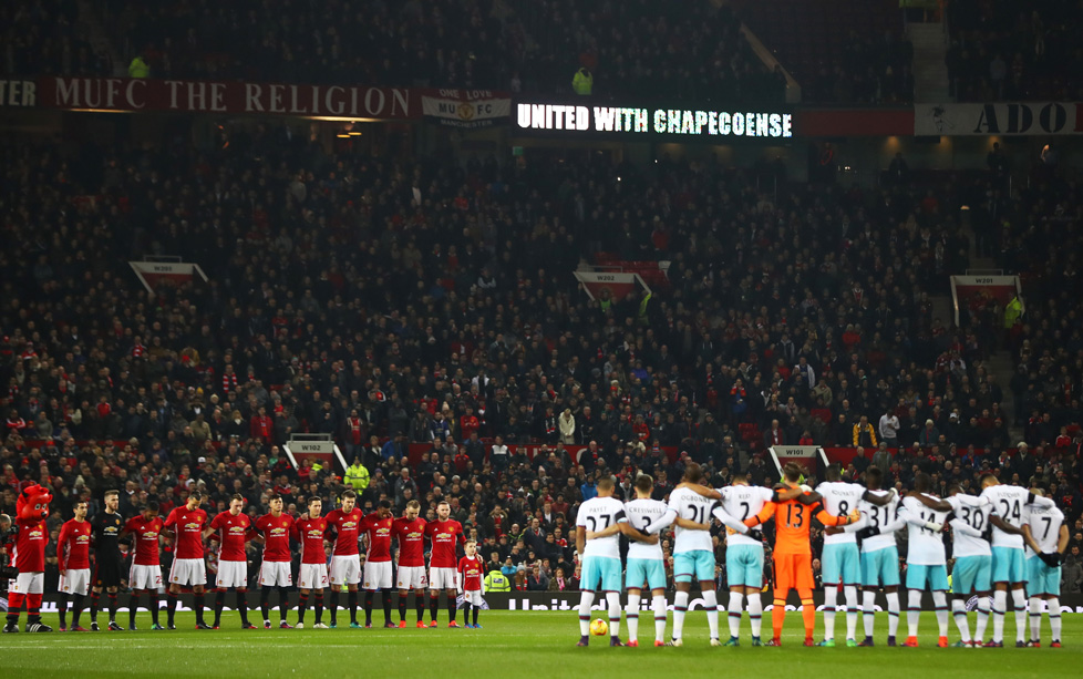 MANCHESTER, ENGLAND - NOVEMBER 30: Both teams observe a minutes silence ahead of the EFL Cup quarter final match between Manchester United and West Ham United at Old Trafford on November 30, 2016 in Manchester, England. (Photo by Michael Steele/Getty Images)