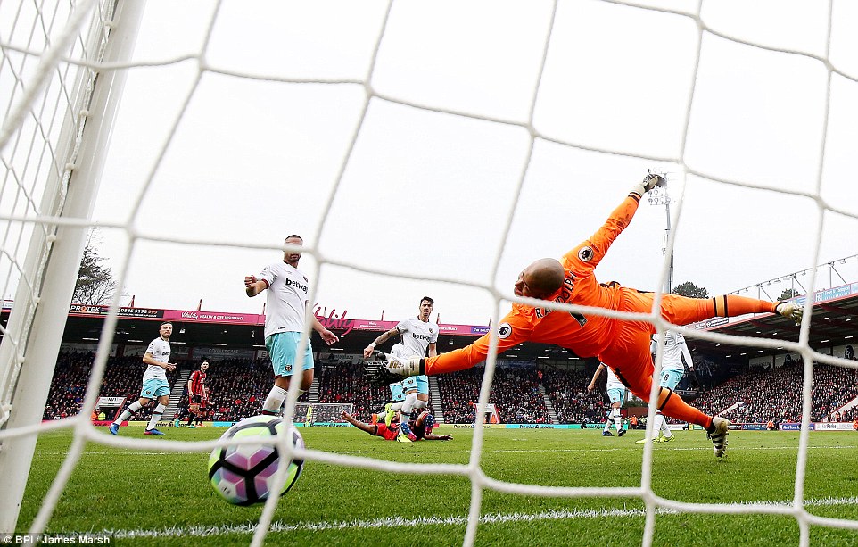 3E2A938C00000578-4304306-Randolph_was_helpless_to_keep_the_ball_out_of_the_West_Ham_net_d-a-23_1489256454217