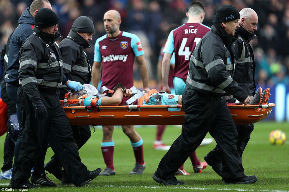 49C61CDF00000578-5458125-Winston_Reid_was_carried_off_on_a_stretcher_and_given_oxygen_aft-a-2_1520101761295